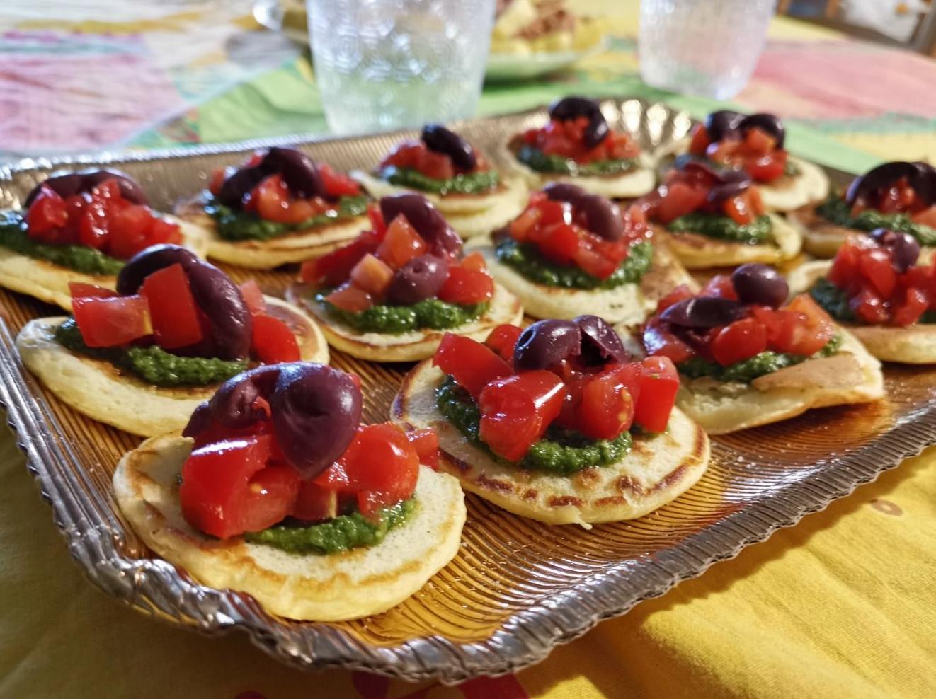 Blinis con pesto e pomodorini