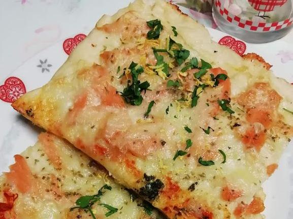 Pizza bianca salmone, granella di taralli e zeste di limone