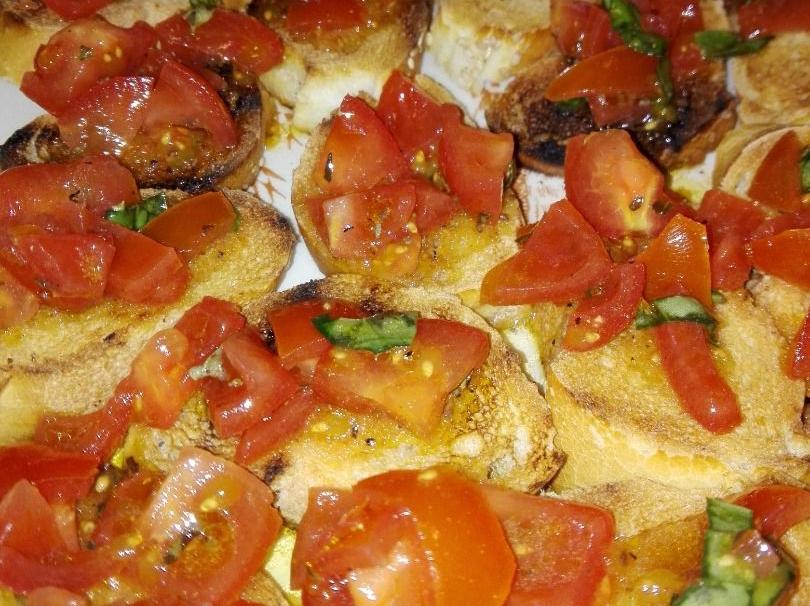 Crostini al pomodoro e basilico