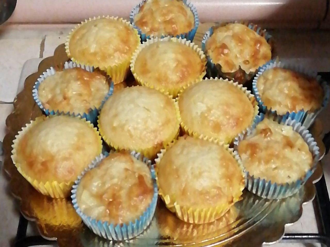 Muffin allo yogurt greco con gocce di cioccolato e mele