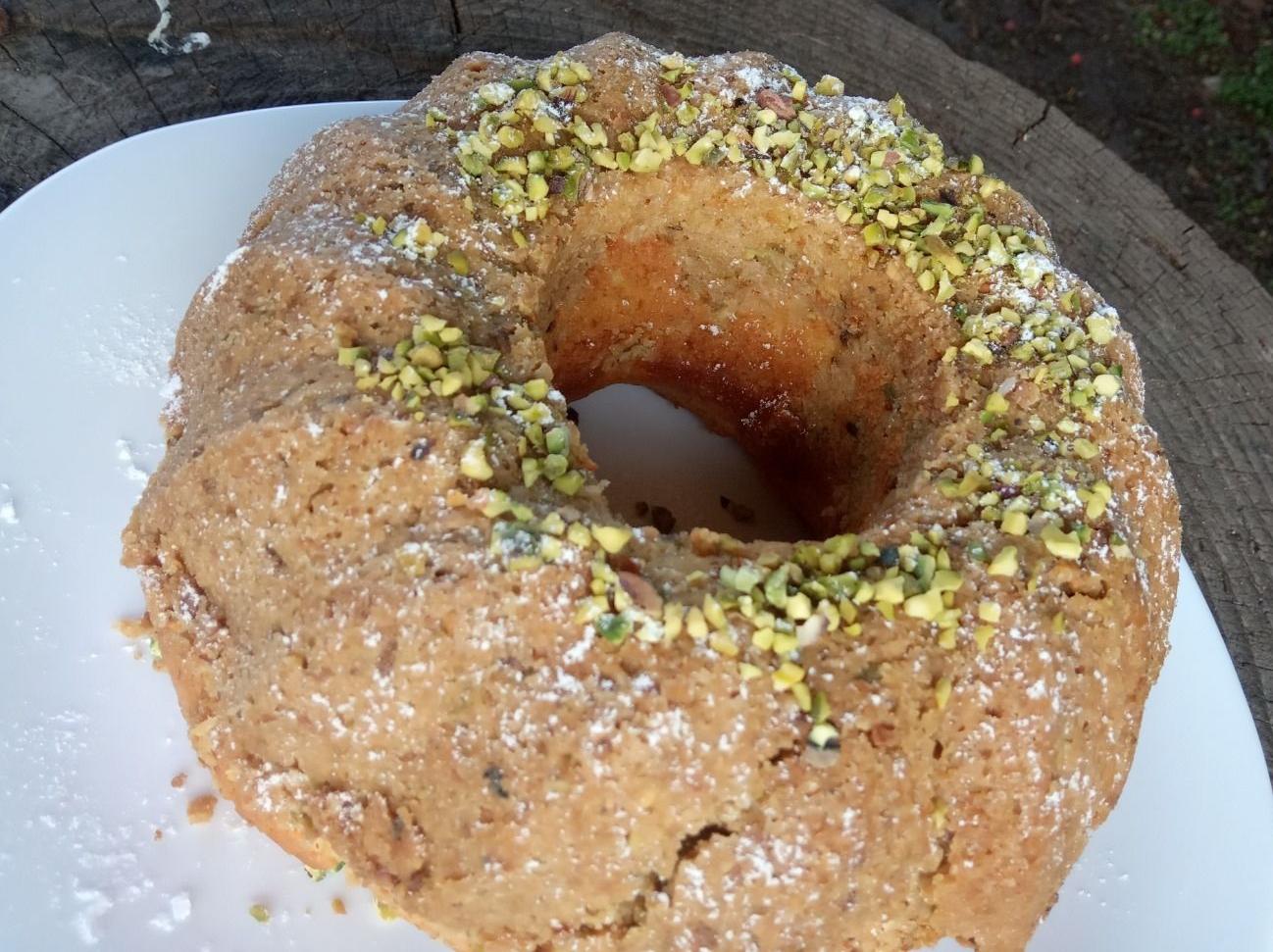 Ciambella al 🍋 in crosta di pistacchio.