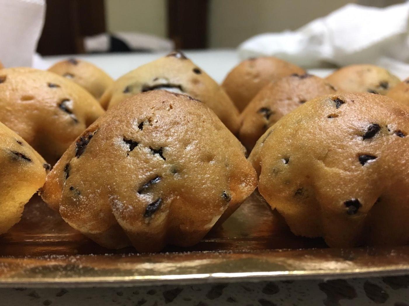 Muffin con gocce di cioccolato e granella di zucchero