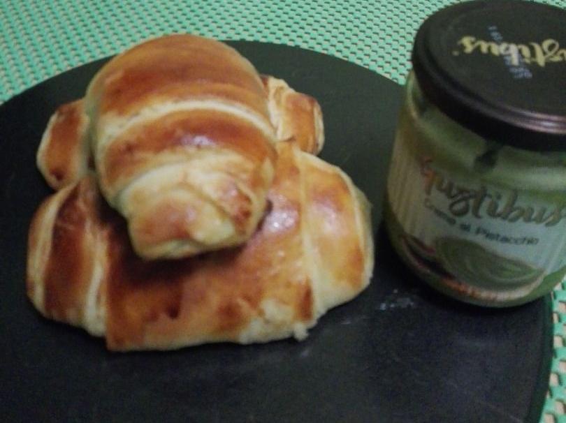 Fagotti soffici con crema al pistacchio