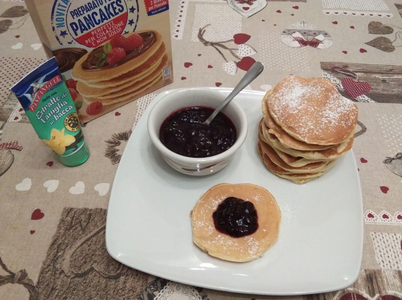 Pancake con salsa di mirtilli calda