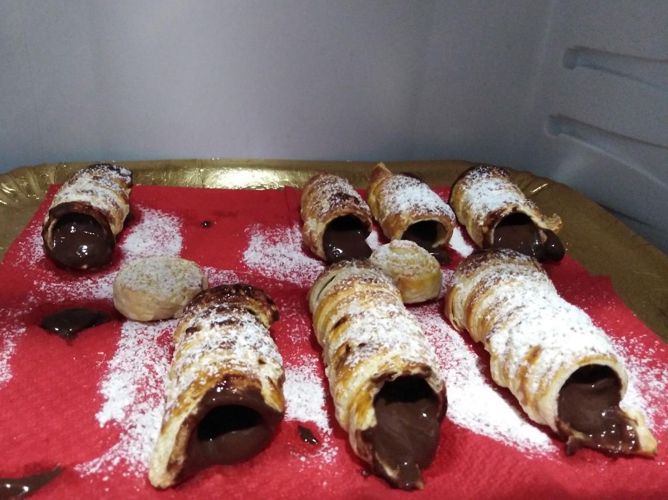 Cannoli di sfoglia al cioccolato