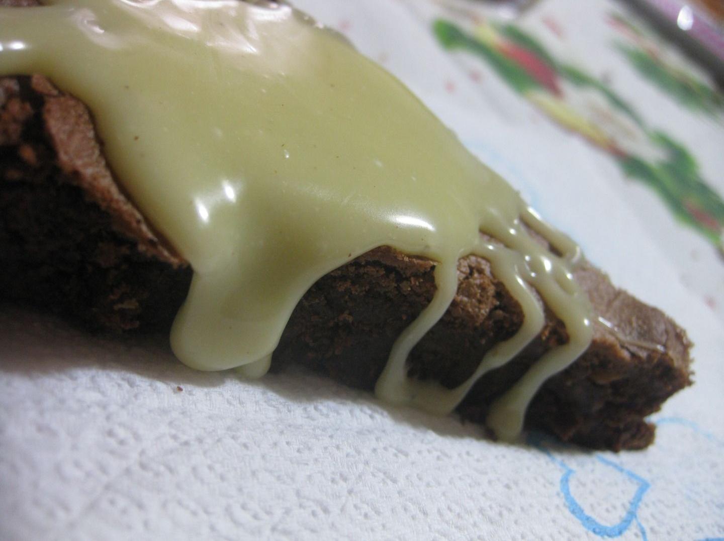 Torta tenerina con colata di cioccolato bianco