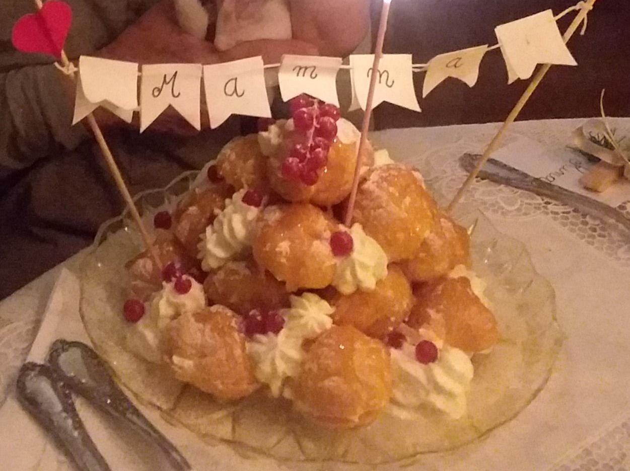 Croquembouche con panna e ribes