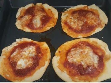 Pizzette al forno con mozzarella