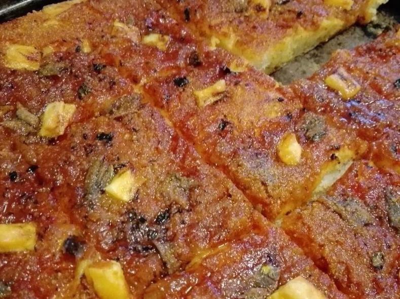 Pizza con acciughe e caciocavallo