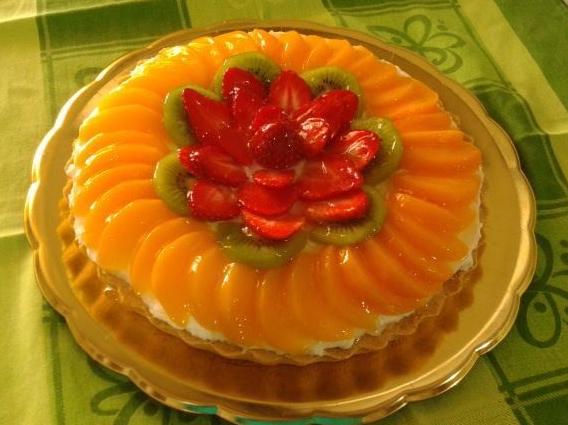 Crostata con pesche, kiwi e fragole