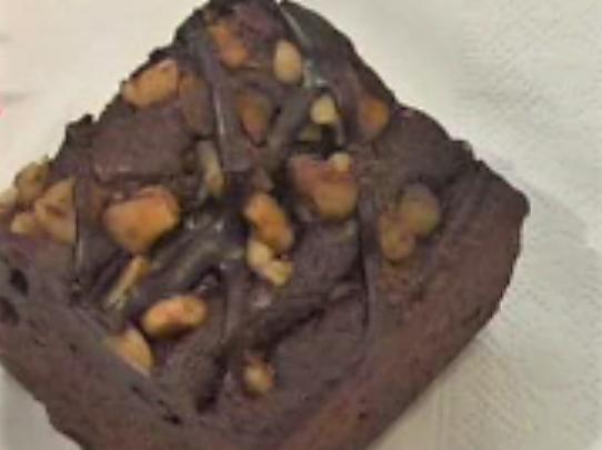 Brownies al cioccolato con granella di nocciole