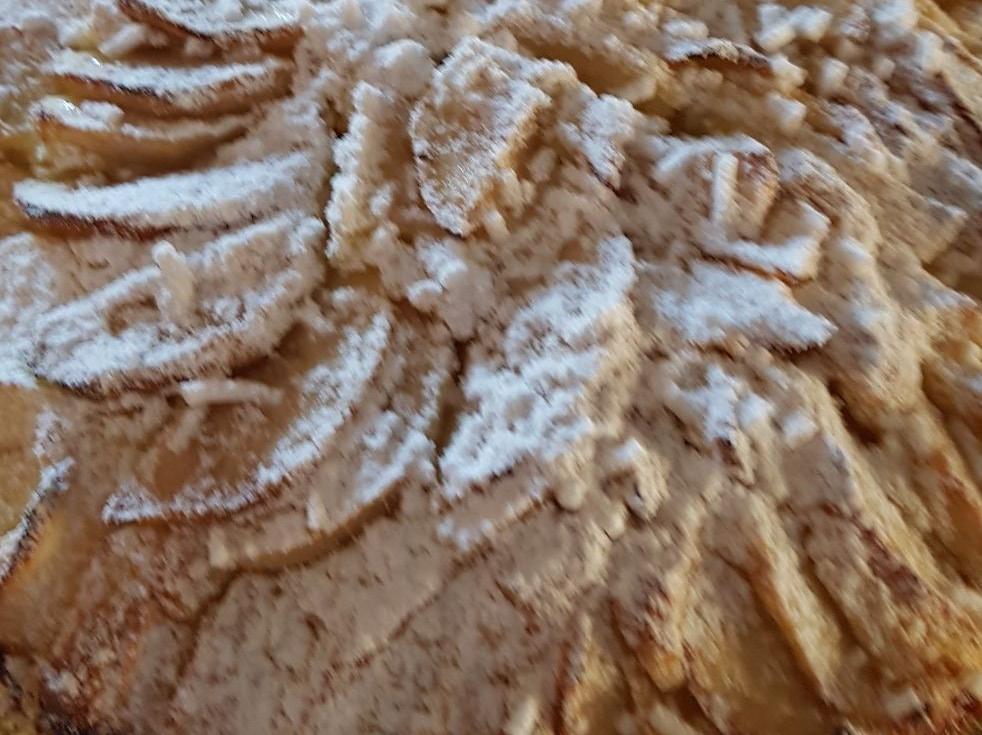 Torta di mele con granella di zucchero