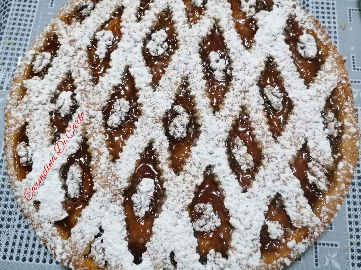 Crostata con confettura di pesca e noci.