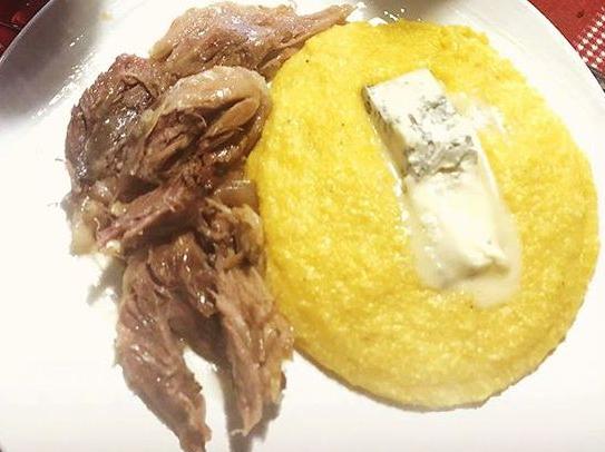 Stinco di maiale con la polenta