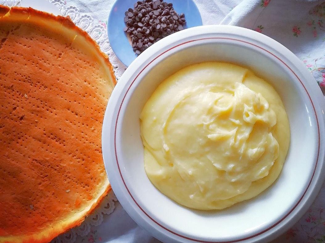 Crostata con crema e gocce di cioccolato