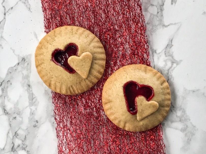 BISCOTTI ALLA CANNELLA E MARMELLATA DI FRAGOLE