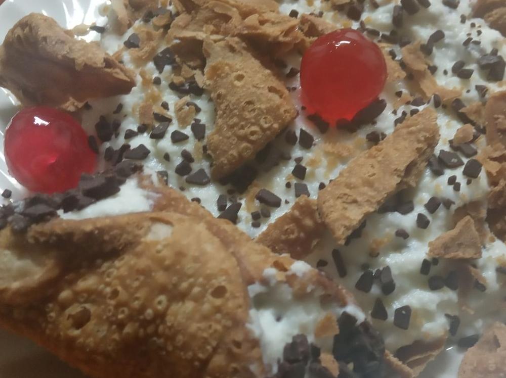 Cannolo scomposto con ciliegie candite