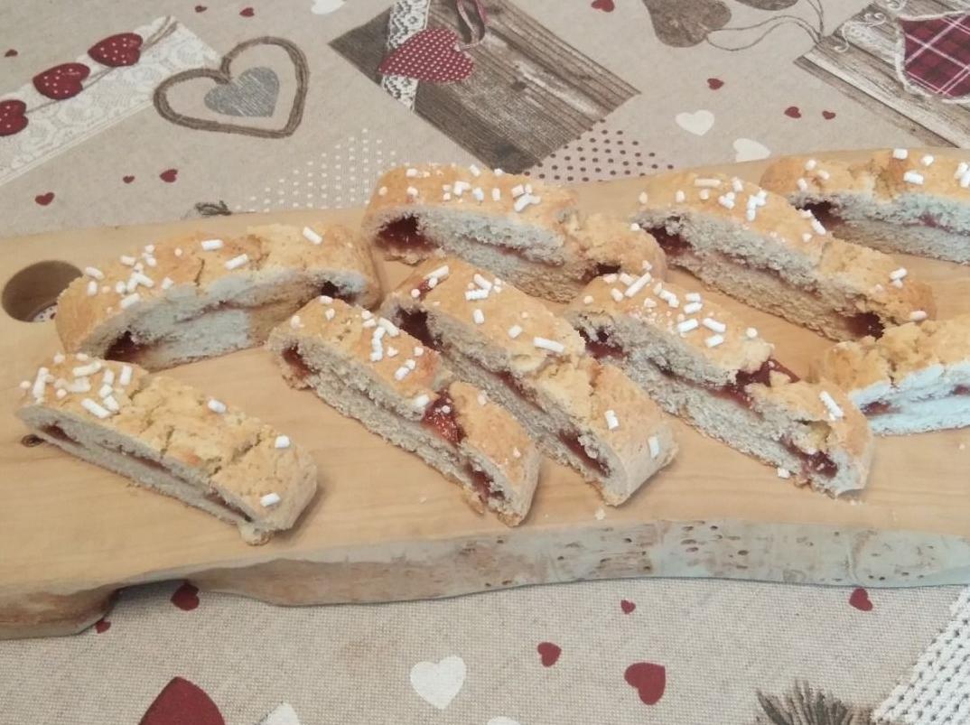 Biscotti rustici all'anice e confettura di prugne