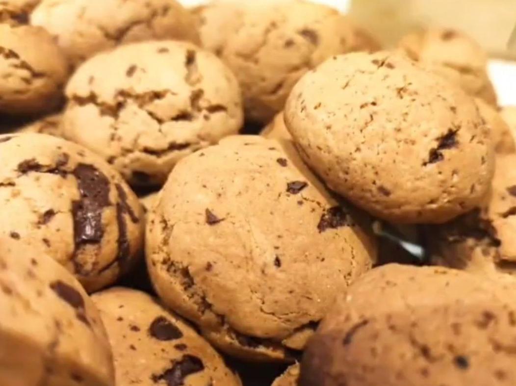 Biscotti al caffè con gocce di cioccolato