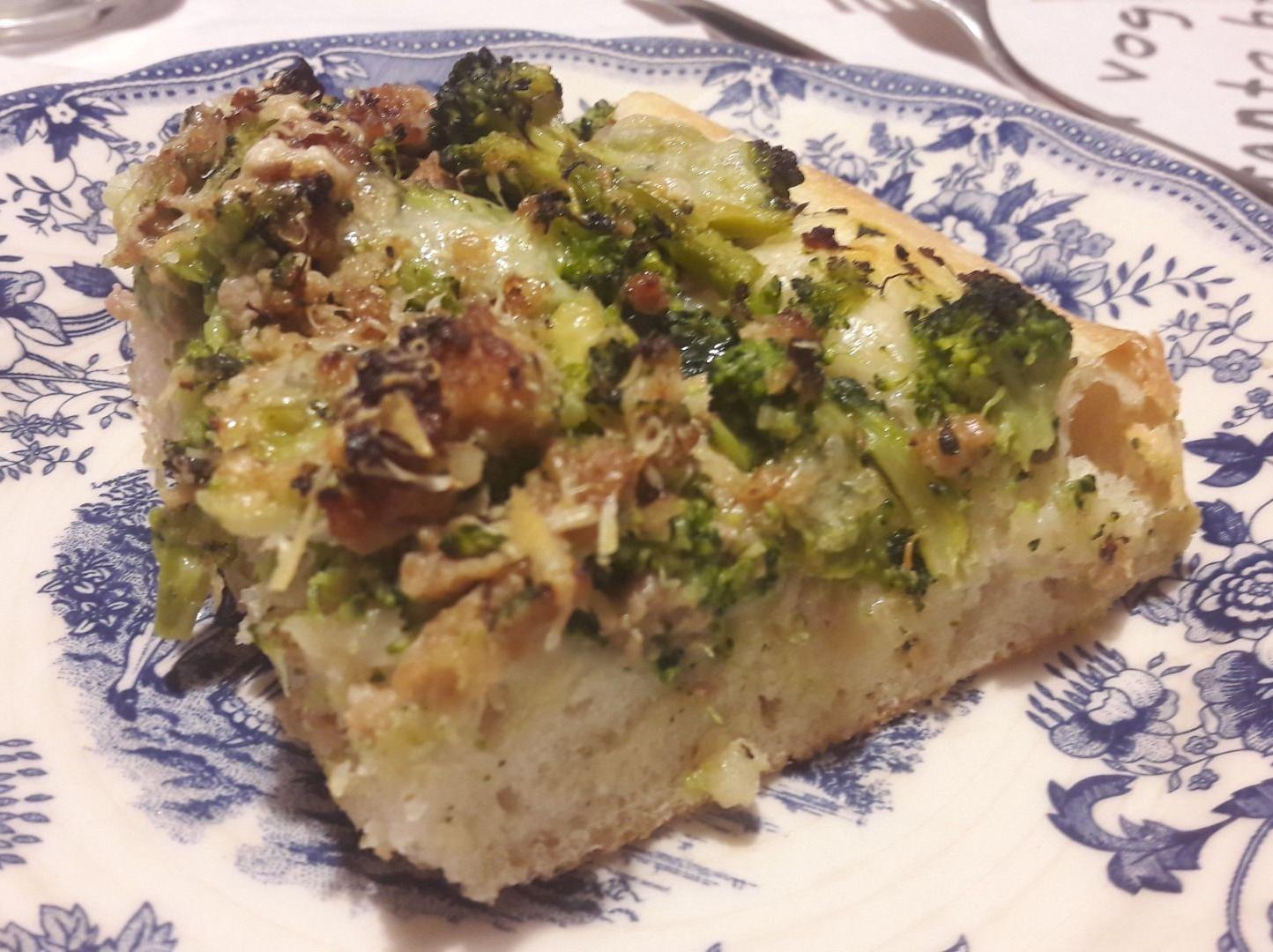 Focaccia con broccoletti siciliani e salsiccia