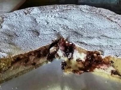 Torta con ripieno di ricotta e amarene