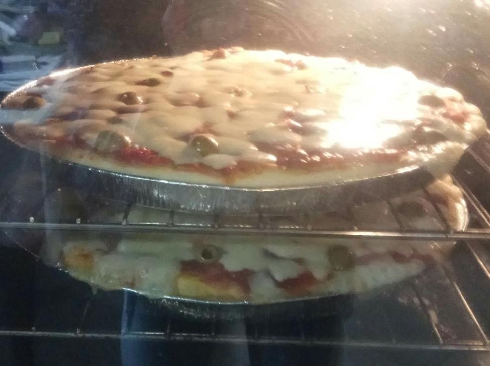 Pizza morbida con mozzarella e olive verdi