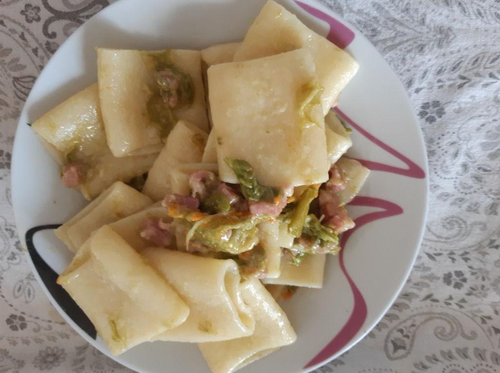 Paccheri ai fiori di zucca e pancetta