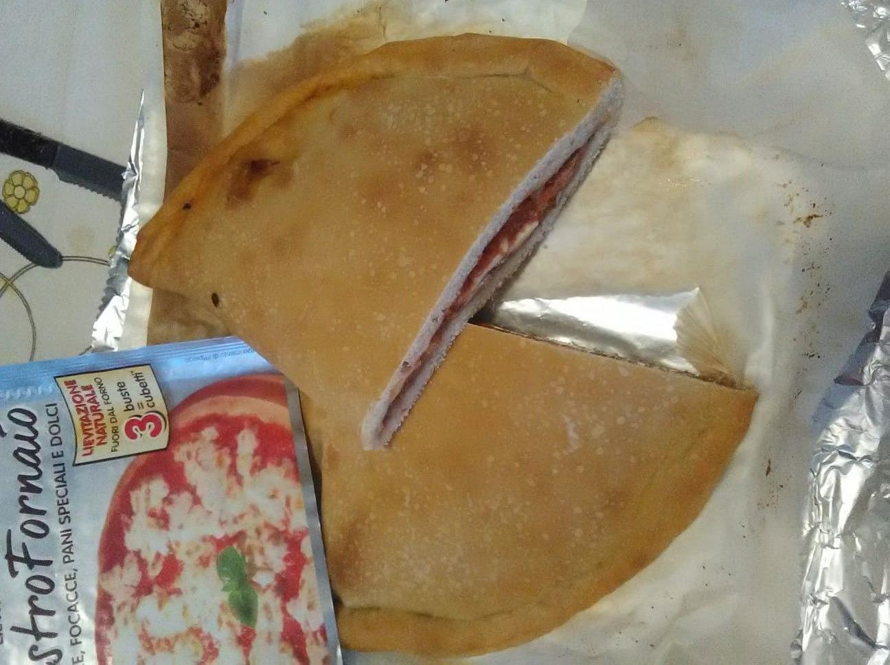 Calzone al tonno e acciughe