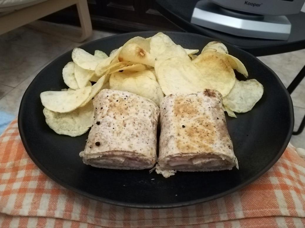 Piadina integrale con fesa di tacchino e formaggio