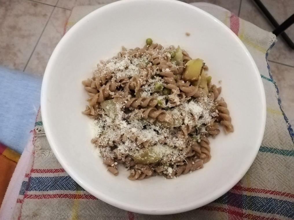 Fusilli integrali con patate e piselli