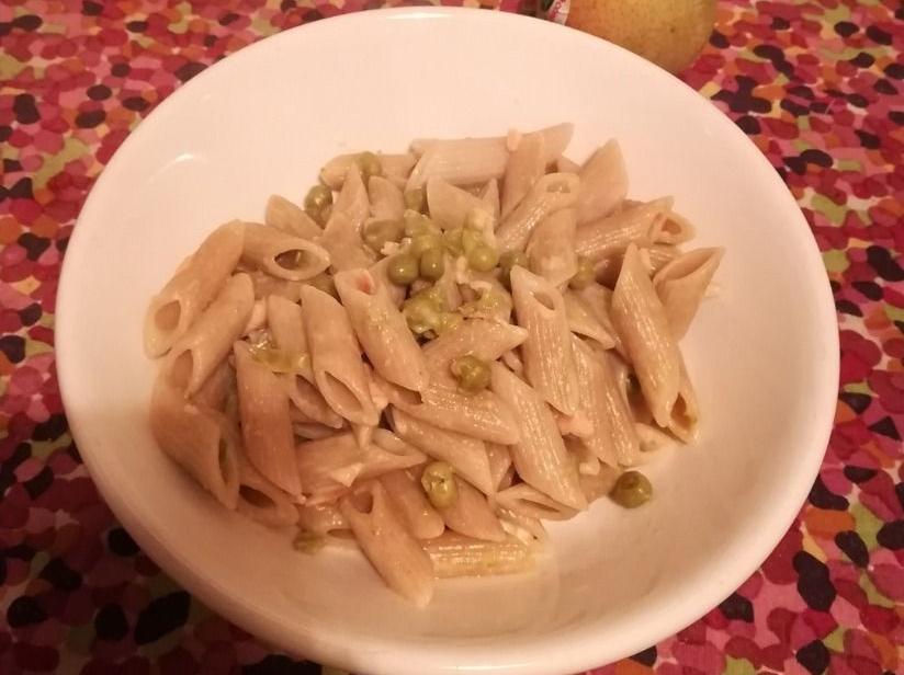 Penne rigate con salmone e piselli