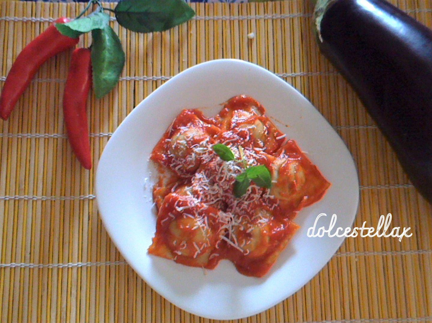 Ravioli ripieni di pesto di melanzane,noci e parmigiano con sugo di pomodoro