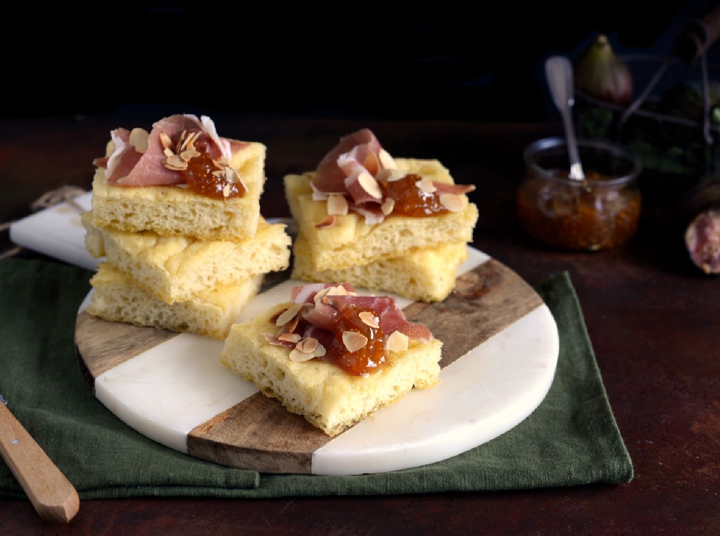 Focaccia di semola con prosciutto e confettura ai fichi