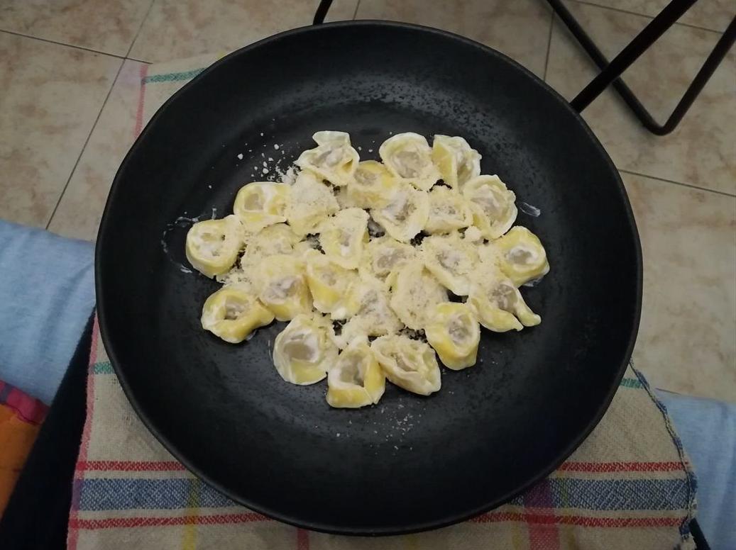 Tortellini con la panna ed erbe profumate