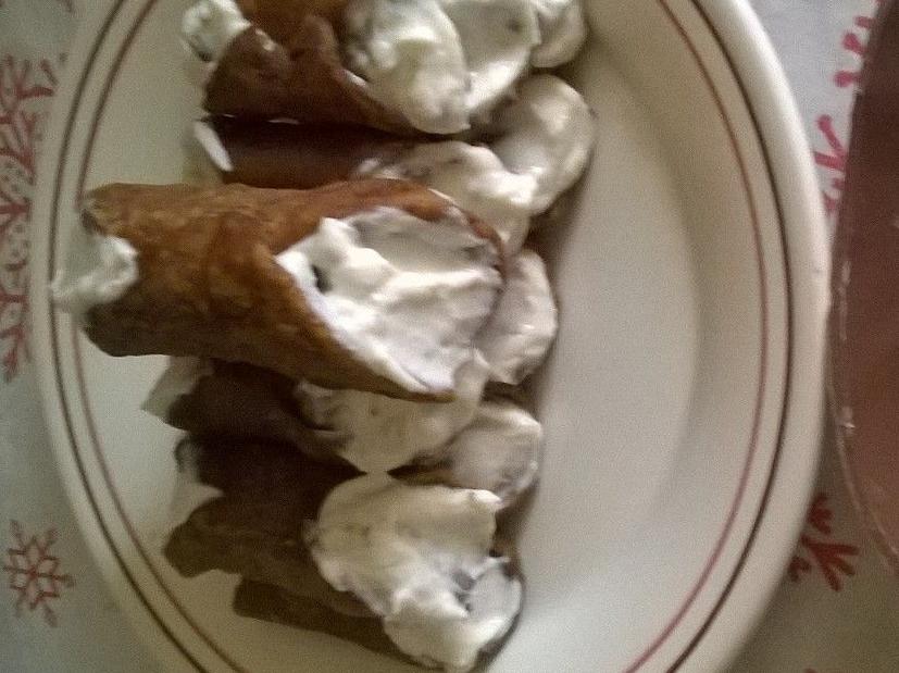 Cannoli con cioccolato dell'uovo di pasqua