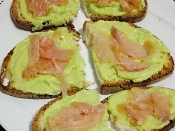 Bruschette avocado e salmone