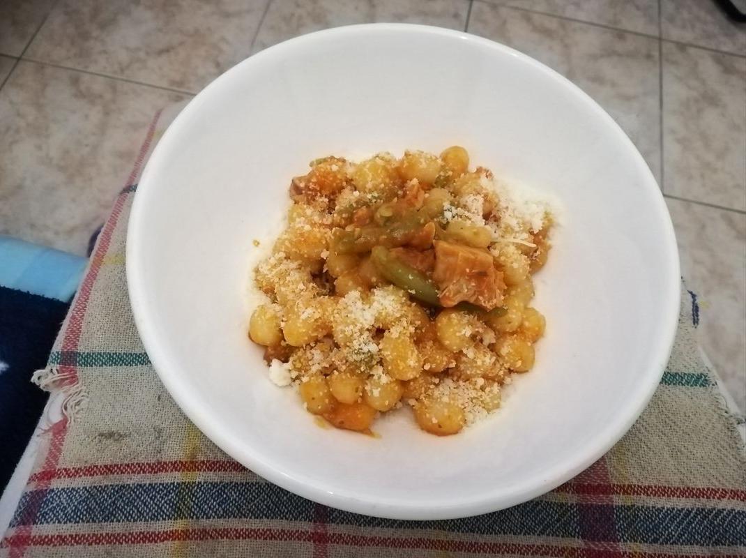 Gnocchetti con sugo di tonno e fagiolini