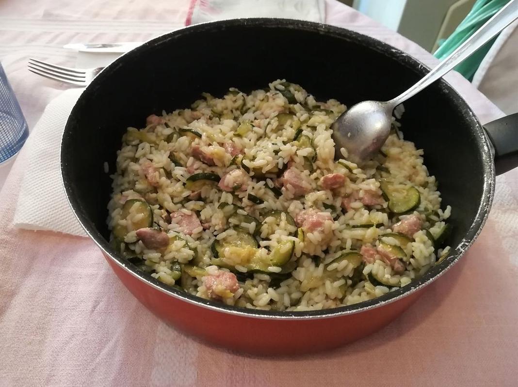 Riso con salmone fresco, zucchine e lime