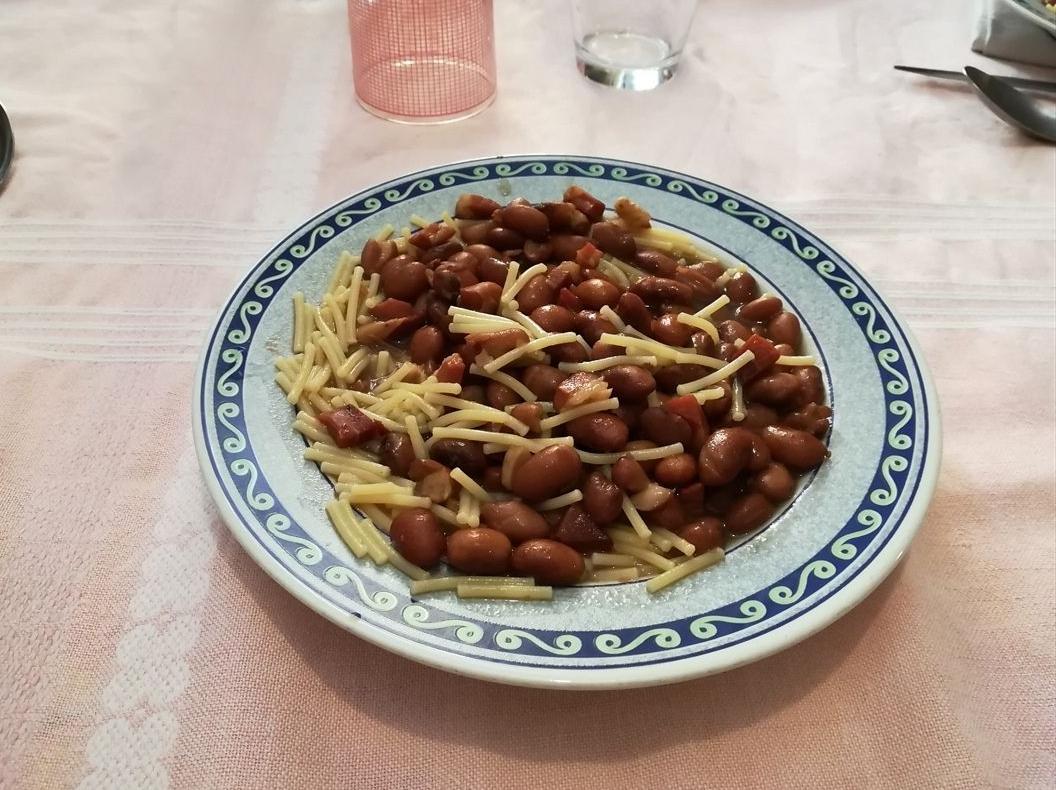 Spaghetti spezzati con i fagioli borlotti e speck