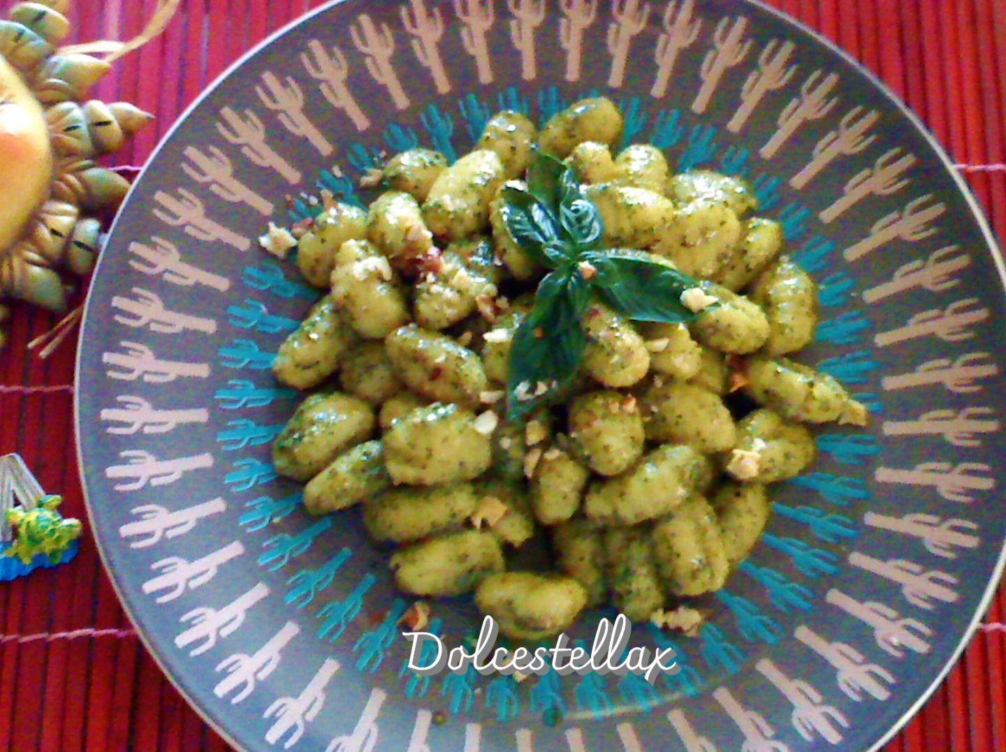 Gnocchi con pesto di basilico e sedano e granella di noci