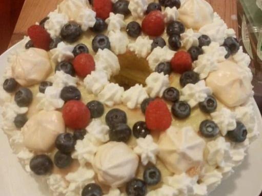 Chiffon cake con crema pasticcera e frutti di bosco