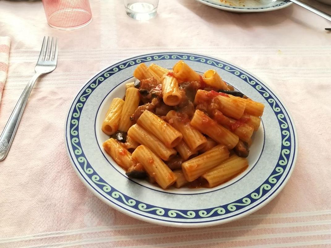 Rigatoni con le melanzane e peperoni