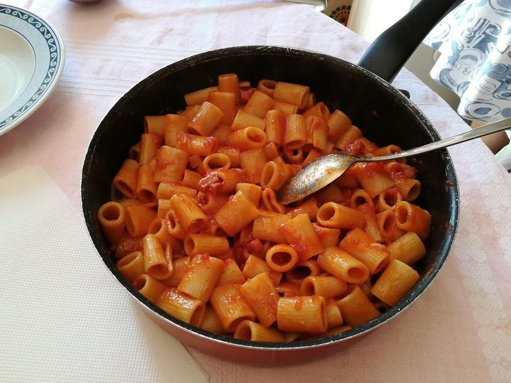 Mezze maniche con la pancetta e vino