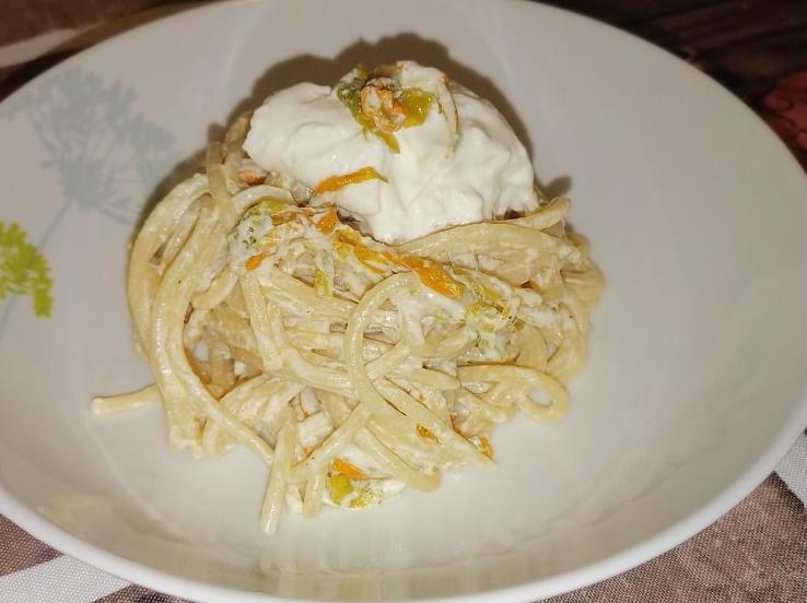 Spaghetti con fiori di zucca, alici e burrata