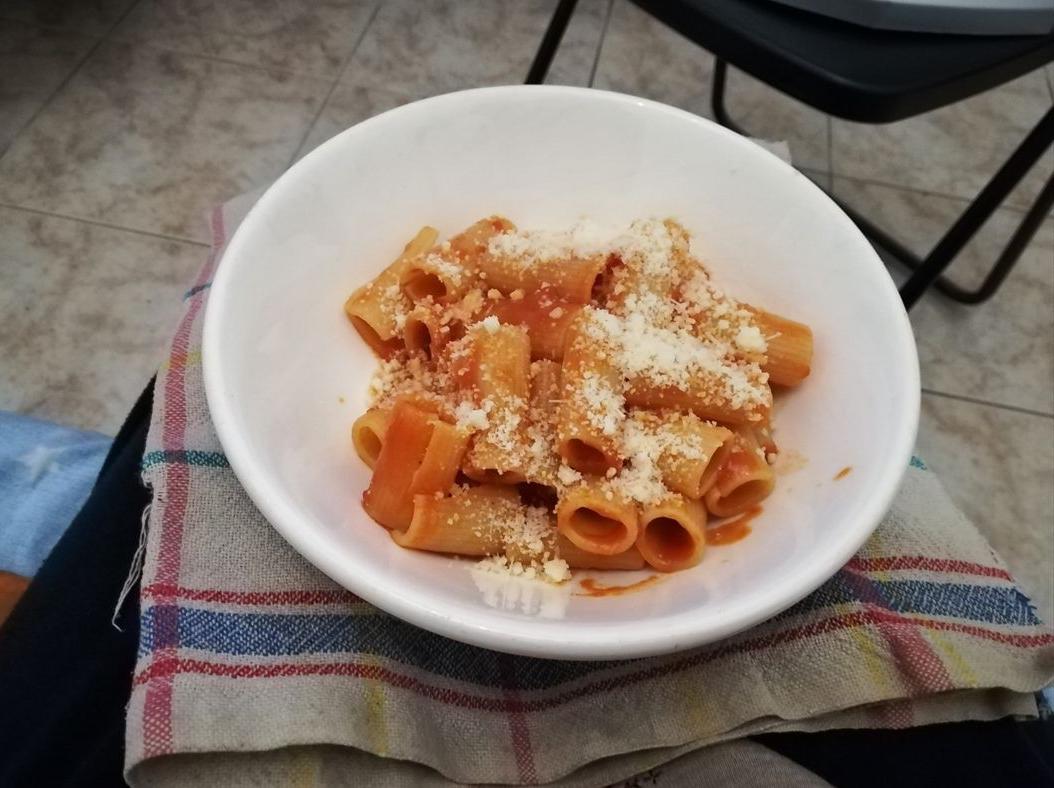 Mezze maniche con ragù e ricotta