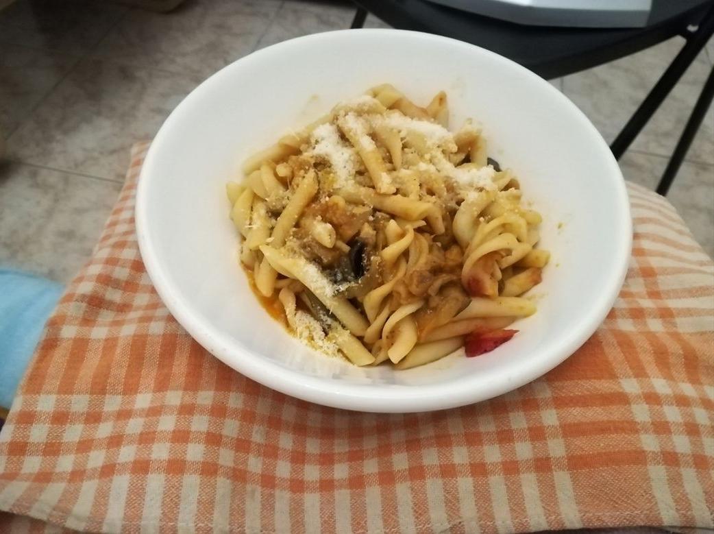 Pasta con melanzane e pomodorini