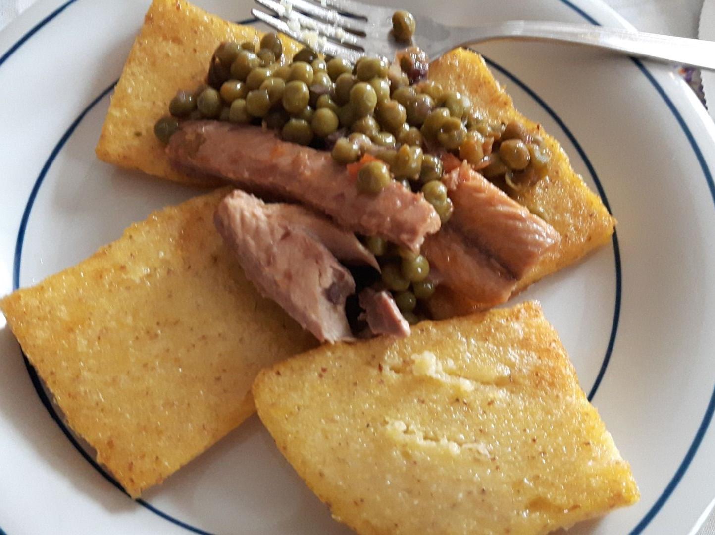 Polenta fritta con sgombri in umido