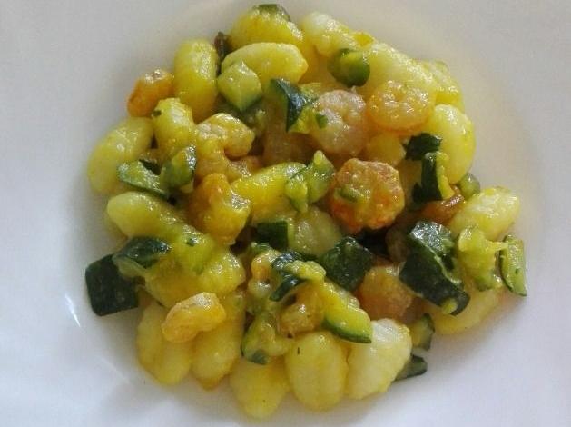 Gnocchi zucchine gamberi e zafferano