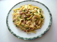 Tagliatelle con prosciutto e pisellini