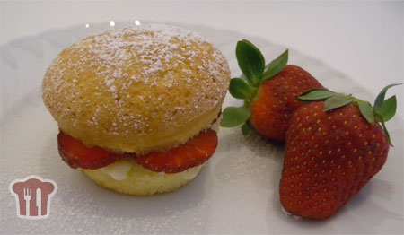 Tortine al limone con crema e fragole